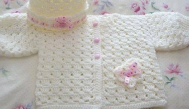 Beyaz tığ işi örgü çocuk hırka