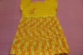 Sarı tığ işlemeli örgü bebek elbise