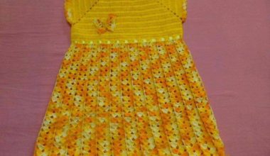 Sarı tığ işlemeli örgü bebek elbise