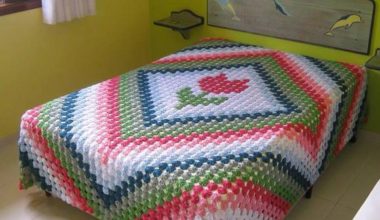 Renkli battaniyelerden yataklar için örgü örtüler