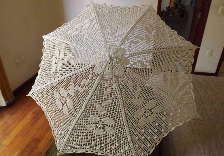 Beyaz örgü şemsiye