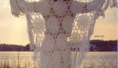 Beyaz motifli örgü bayan şal modeli