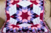 Renkli motiflerden yapılmış örgü battaniye