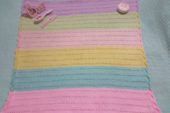 Renkli iplerden işlenilmiş olan örgü battaniye