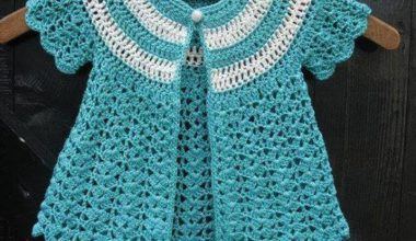 Mavi örgü bebek yelek modeli