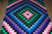 Renkli ipler ile işlenilmiş olan örgü battaniye