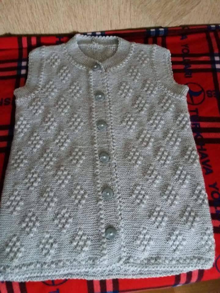 Gri düğmeli örgü çocuk yelek