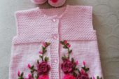 Pembe örgü kız çocuk yelek ve patik modeli