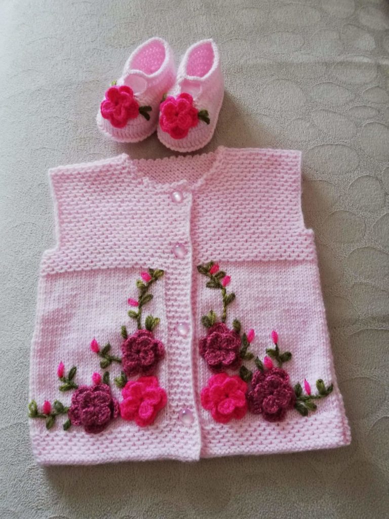 Pembe örgü kız çocuk yelek ve patik modeli
