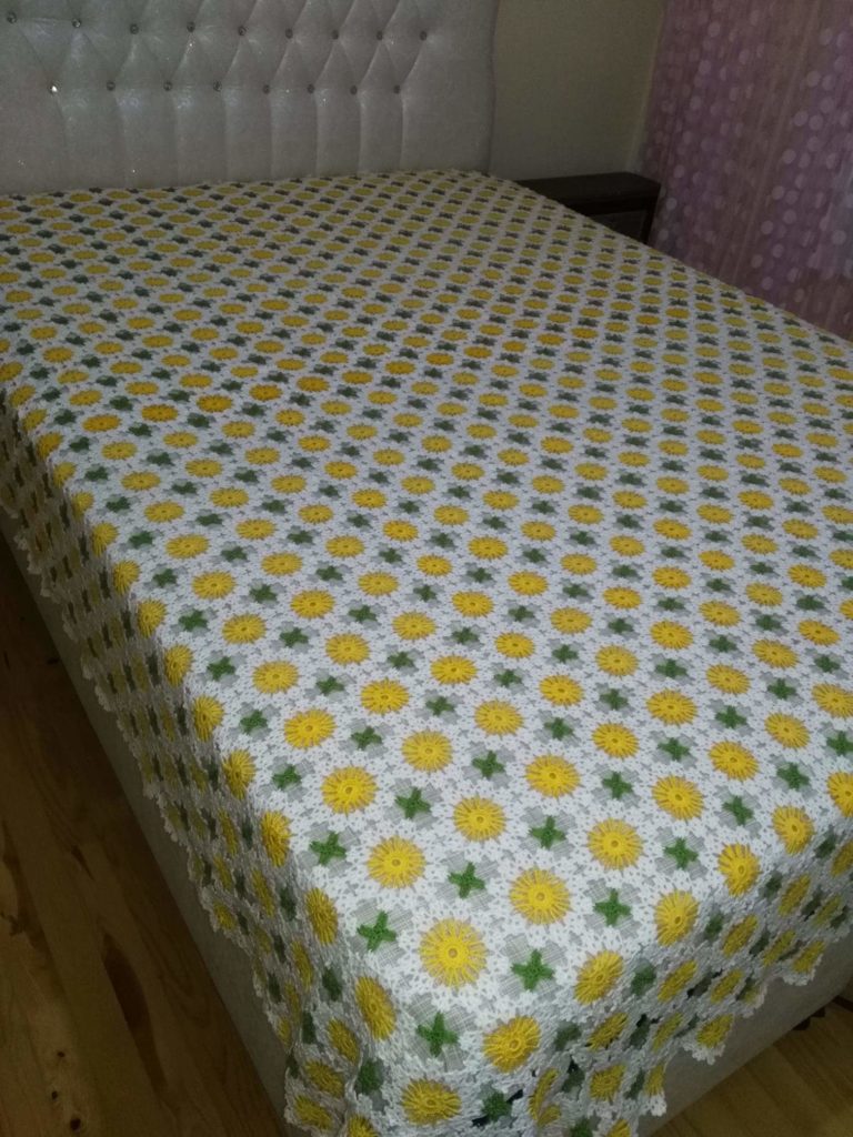 Renkli örgü yatak örtüsü