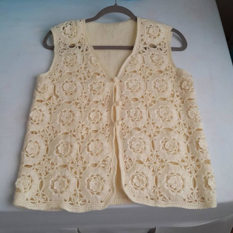 Krem rengi motifli bayan yelek modeli