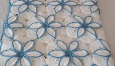 Mavi beyaz motifli örgü bebek battaniye