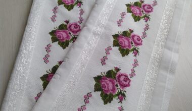 Gül desenli kanaviçe havlu kenarı