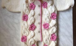 Çiçekli kapşonlu örgü bebek tulumu