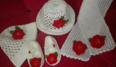 Beyaz örgü çocuk bere takımı