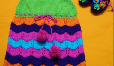 Renkli iplerden yapılmış çocuk elbise