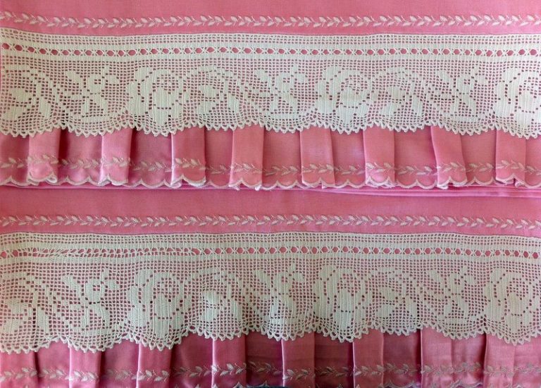 Beyaz çiçekli kenar danteli