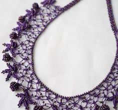 Boncuk ile yapılmış olan örgü kolye