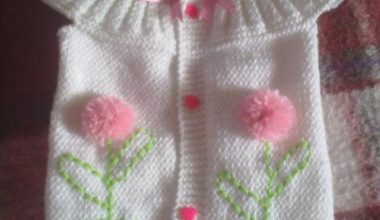 Beyaz çiçekli bebek yeleği