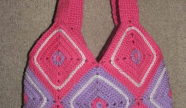 Renkli iplerden yapılmış örgü tığ işi çanta