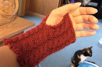 eldiven ornegi sac örgüyle orulmus kirmizi renklerde suslenmis modeller