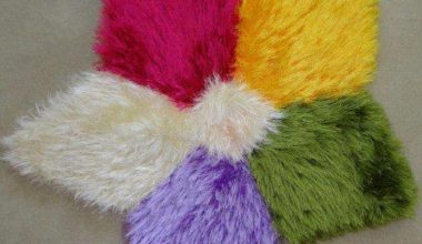 Renkli iplerden işlenilmiş örgü paspas