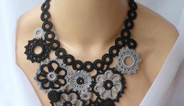 Siyah ve gri iple örülmüş kolyeler