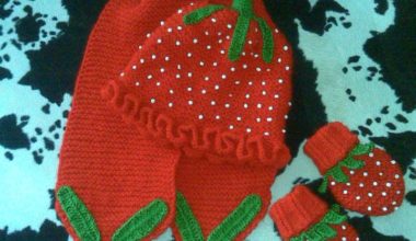 Çilekli örgü çocuk atkı seti