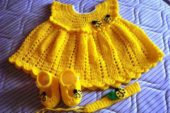 Sarı ipten örülmüş örgü çocuk elbisesi