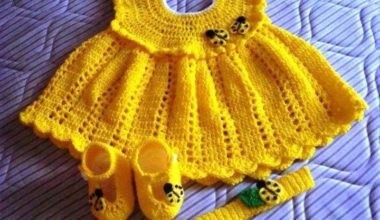 Sarı ipten örülmüş örgü çocuk elbisesi