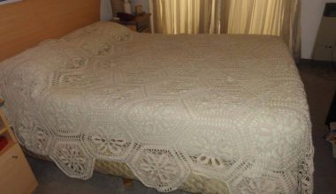 Krem rengi örgü yatak örtüsü