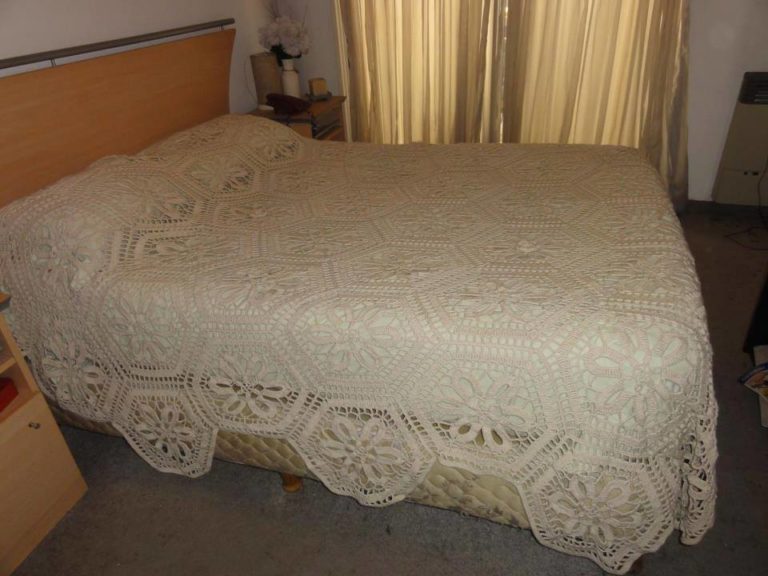 Krem rengi örgü yatak örtüsü