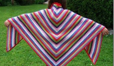 Renkli ipliklerden yapılmış örgü şal