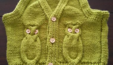 Yeşil örgü düğmeli bebek yelekleri