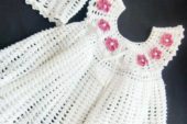Beyaz tığla örülmüş örgü bebek elbiseleri