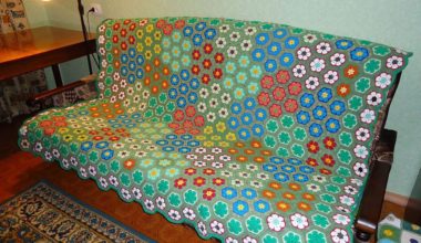 Motiflerle örülmüş örgü koltuk örtüsü