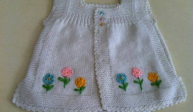 Beyaz çiçekli örgü bebek yelek
