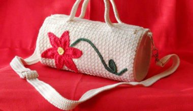 Beyaz çiçekli kulplu askılı örgü çanta