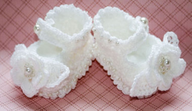 Çiçekli incili örgü bebek patik