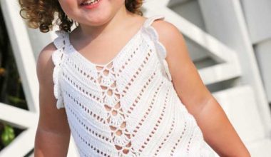 Askılı beyaz örgü çocuk bluzları