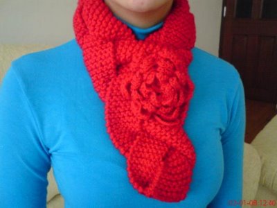 Bayan Atki Ornekleri kirmizi renklerde gul cicek motifleriyle suslenmis