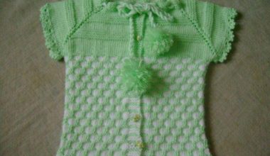 Yeşil örgü bebek yeleği