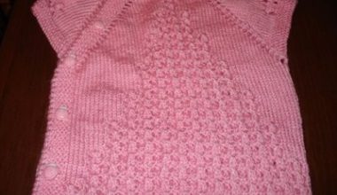 bebek yelegi örgü dantel modeli pembe renklerde motifli tig ile orulmus ornekler