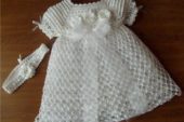 Tığla örülmüş beyaz bebek elbise modelleri
