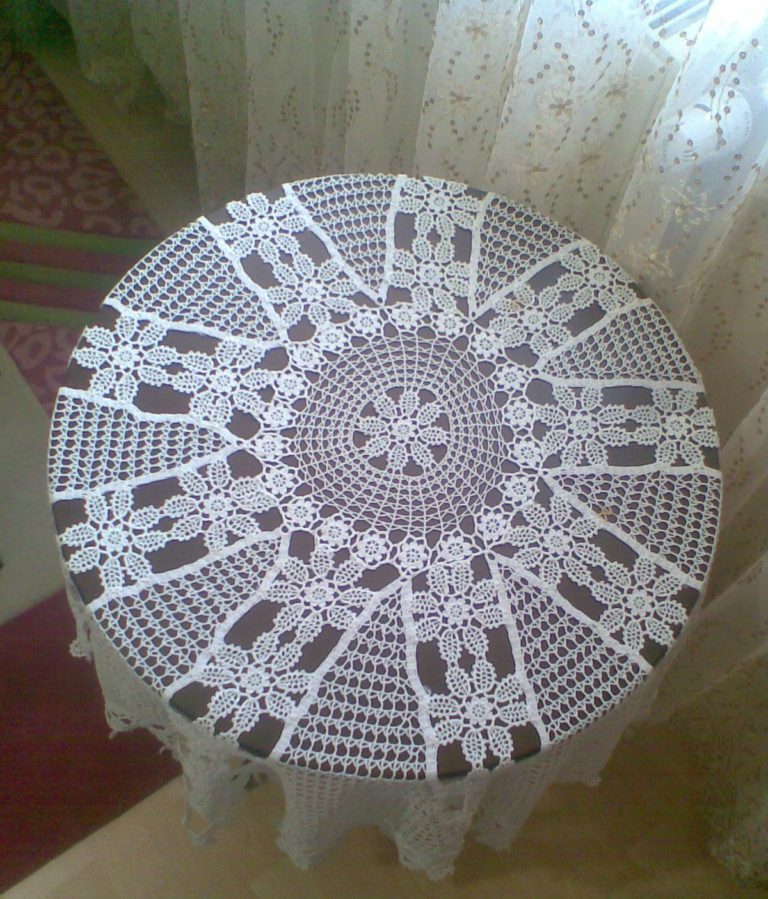 Beyaz dantel fiskos örtüsü