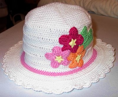 Beyaz çiçekli çoçuk şapka