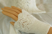 Beyaz örgü bayan eldiven modeli