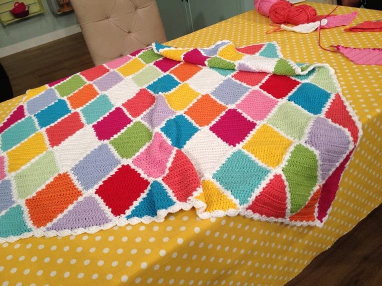 Derya Baykal örgü koltuk şalı Resimli Örgü Modelleri