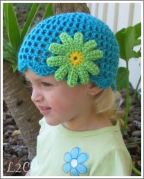 papatya desenli sapka bere cocuklara bebeklere ozel mavi renklerde örgü ornegi
