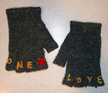 parmaksiz eldiven ornegi siyah renklerde sade motifsiz ornek